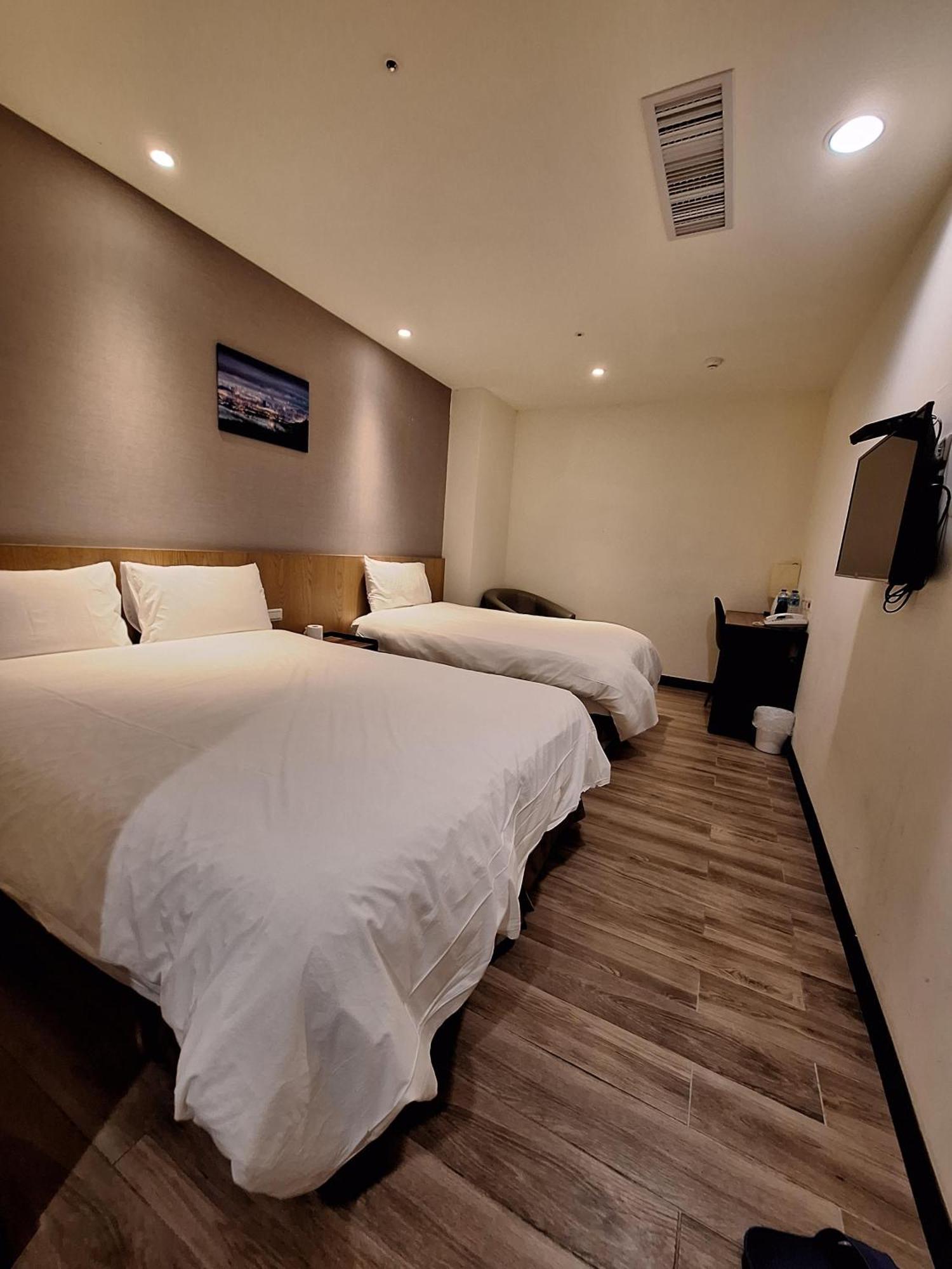Honest & Warm Hotel Taoyuan Esterno foto
