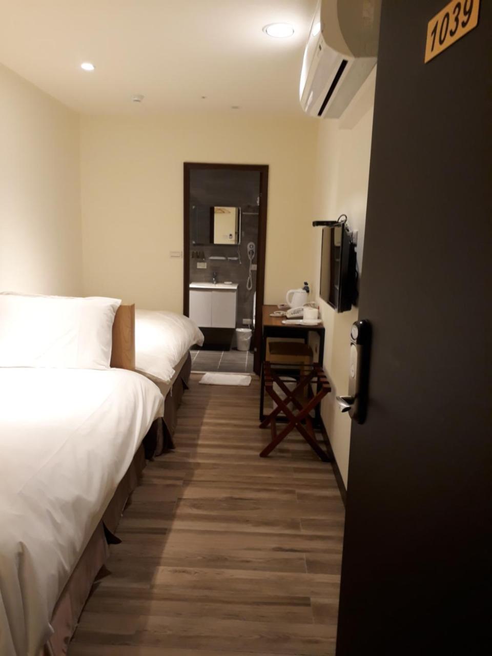 Honest & Warm Hotel Taoyuan Esterno foto