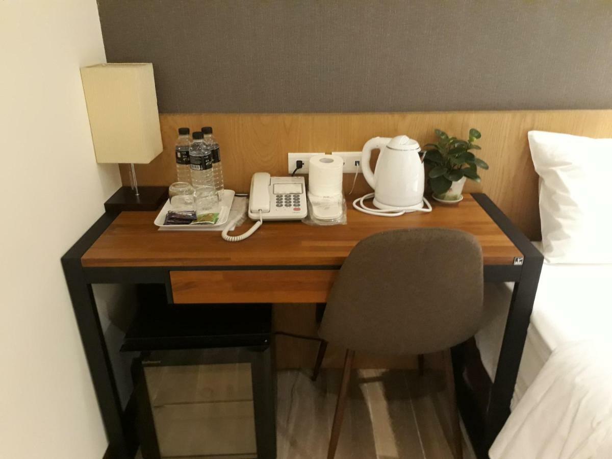 Honest & Warm Hotel Taoyuan Esterno foto